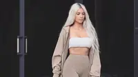 "Aku menghabiskan sebagian besar waktuku di rumah. Jadi, sudah pasti aku mengerti perasaan mereka," jelas Kim. (instagram/kimkardashian)