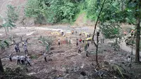 Selain mengungkap korban longsor Purworejo, tim SAR gabungan juga menemukan dua korban longsor di Kebumen. (Liputan6.com/Edhie Prayitno Ige)