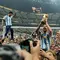 Pemain Argentina Lionel Messi mengangkat trofi juara di depan para penggemar usai mengalahkan Prancis pada pertandingan sepak bola final Piala Dunia 2022 di Stadion Lusail, Lusail, Qatar, 18 Desember 2022. Argentina menang 4-2 dalam adu penalti setelah pertandingan berakhir imbang 3 -3. (AP Photo/Martin Meissner)