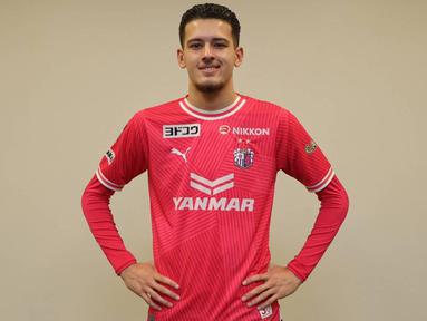 Pemain naturalisai Timnas Indonesia, Justin Hubner akhirnya lebih memilih meninggalkan Premier League untuk bergabung dengan J1 League bersama Cerezo Osaka pada awal musim J1 League 2024. Dalam wawancara bersama klub barunya, kesempatan bermain dengan tim utama menjadi pertimbangan ia meninggalkan Wolverhampton U-21 untuk bergabung dengan Cerezo Osaka. Klub yang juga dihuni eks penggawa Manchester United, Shinji Kagawa akan dijadikan jembatan baginya untuk kembali ke Wolverhampton dan menembus tim utama. (cerezo.jp)