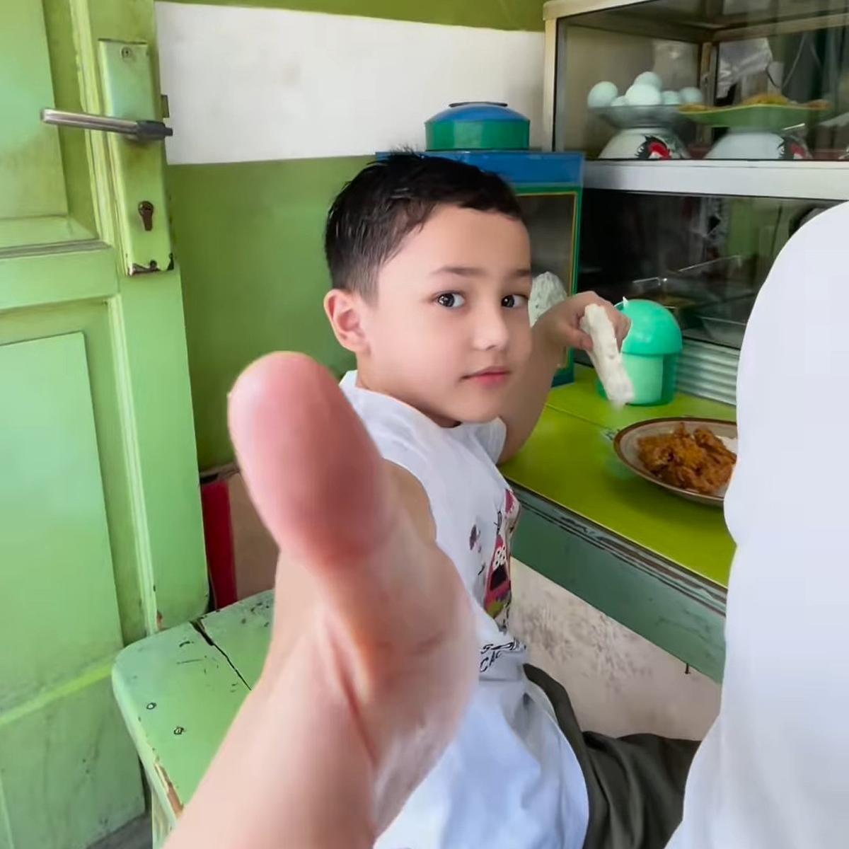 Potret Ussy Sulistiawaty Perdana Ajak Anak-anaknya Makan di Warteg, Visual Ketiga Buah Hatinya Jadi Sorotan