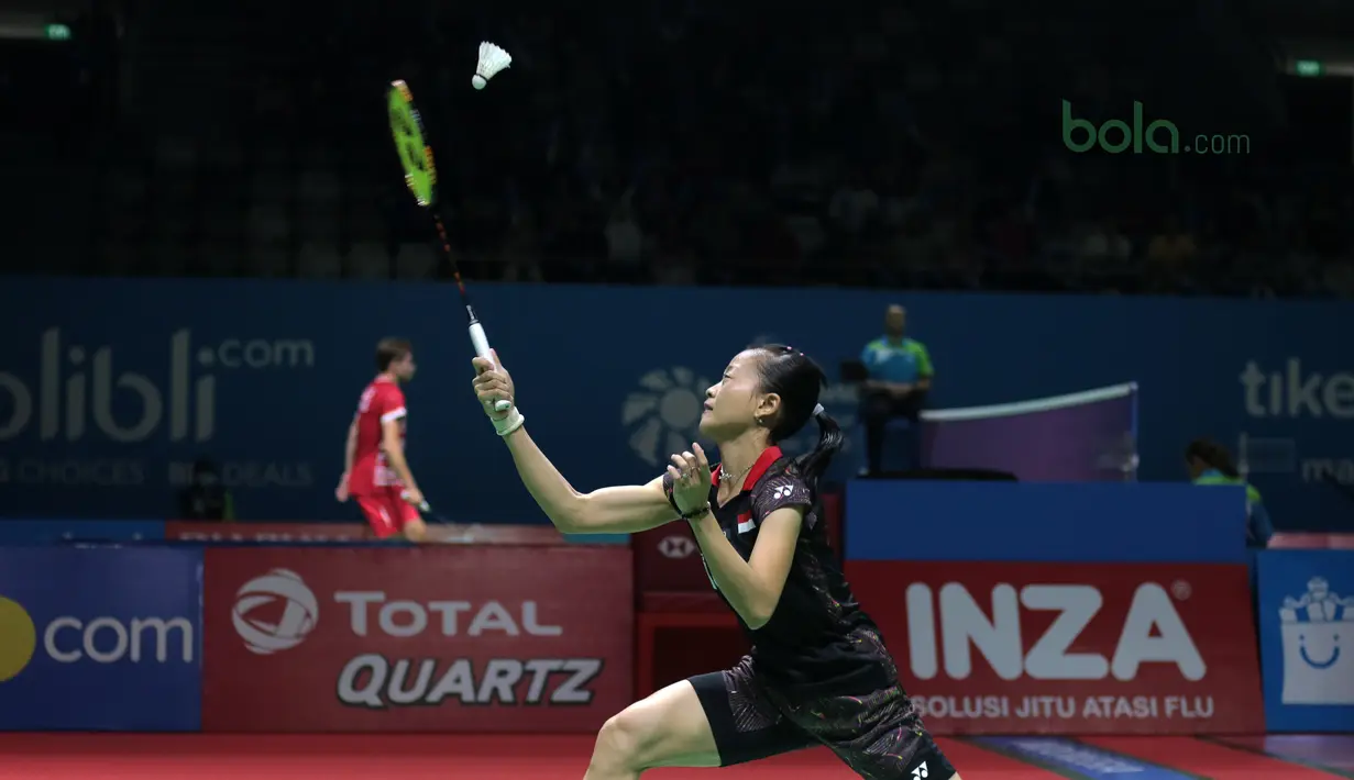Fitriani melakukan spin smash saat melawan pebulutangkis Thailand, Ratchanok Intanon pada ajang Indonesia Open 2018 di Istyora Senayan, Jakarta, (3/6/2018). Intanon menang 21-8, 21-16. (Bola.com/Nick Hanoatubun)