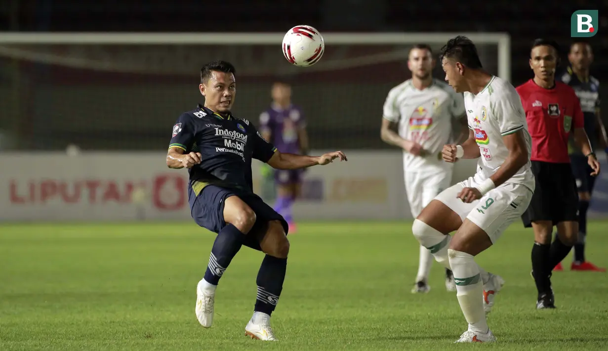 Pemain PS Sleman, Saddam Emiruddin Gaffar (kanan) berebut bola dengan Persib Bandung, Dedi Kusdinar dalam laga leg kedua semifinal Piala Menpora 2021 di Stadion Manahan, Solo, Senin (19/4/2021). (Bola.com/Ikhwan Yanuar)