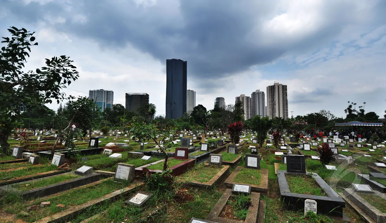 Suasana tempat pemakaman umum (TPU) Menteng Pulo, Jakarta, (15/3/2015). Rencananya, tahun ini ribuan makam di Jakarta akan ditata dengan cara plakatisasi guna penambahan ruang terbuka hijau (RTH) sebagai daerah resapan air. (Liputan6.com/Faizal Fanani)