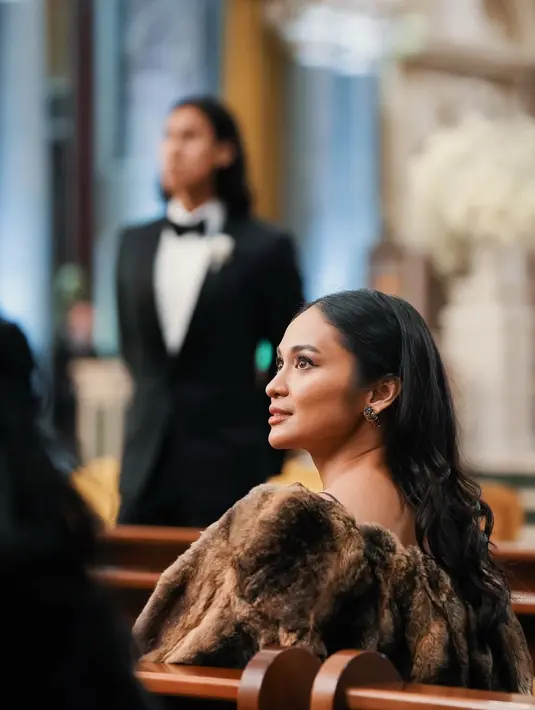 Sedangkan Hana kenakan crop coat dengan detail bulu yang begitu megah.  [Foto: Instagram/ Sean Glael]