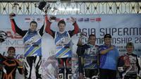 Richard Dibben (ketiga dari kiri) berhasil menjuarai seri kedua FIM Asia Championship 2016 di Malang, Minggu (9/10/2016)