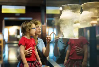 Momen libur sekolah dapat dimanfaatkan untuk menumbuhkan kebiasaan kecil yang membantu anak menjadi lebih reflektif. [Dok/freepik.com/bearfotos]