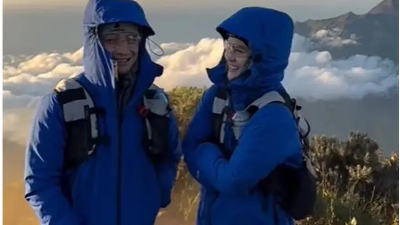 6 Potret Henny Rahman dan Alvin Faiz Mendaki Gunung Merbabu, Jadi Hobi Baru