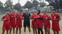 Pelatihan untuk sepak bola wanita diadakan oleh atlet bola asal Australia Gema Simon (Dok Kedubes Australia)