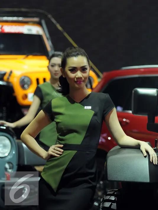 Model berdiri di sisi mobil yang dipamerkan pada Indonesia Internasional Motor Show 2016 di JIEXPO, Kemayoran, Jakarta, Kamis (7/4/2016). Dibuka oleh Wapres Jusuf Kalla, IIMS 2016 menargetkan nilai transaksi Rp 2 Triliun. (Liputan6.com/Helmi Fithriansyah)
