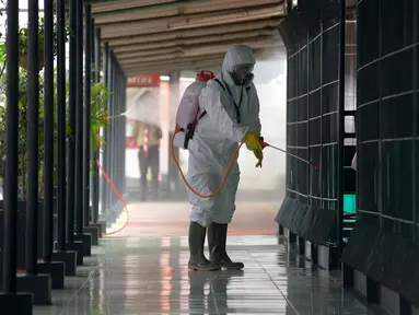 Petugas melakukan penyemprotan disinfektan di Lembaga Pemasyarakatan Kelas I Cipinang, Jakarta, Jumat (20/3/2020). Kegiatan ini guna mencegah penyebaran virus corona atau Covid-19 antar tahanan maupun sipir penjara. (merdeka.com/Imam Buhori)