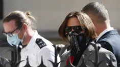 Aktor Johnny Depp memakai kacamata hitam dan syal saat menghadiri sidang pencemaran nama baik di Pengadilan Tinggi, London, Inggris, Selasa (21/7/2020). Johnny Depp menggugat tabloid The Sun atas artikel yang menyebut dirinya telah melakukan kekerasan terhadap sang istri. (AP Photo/Alastair Grant)