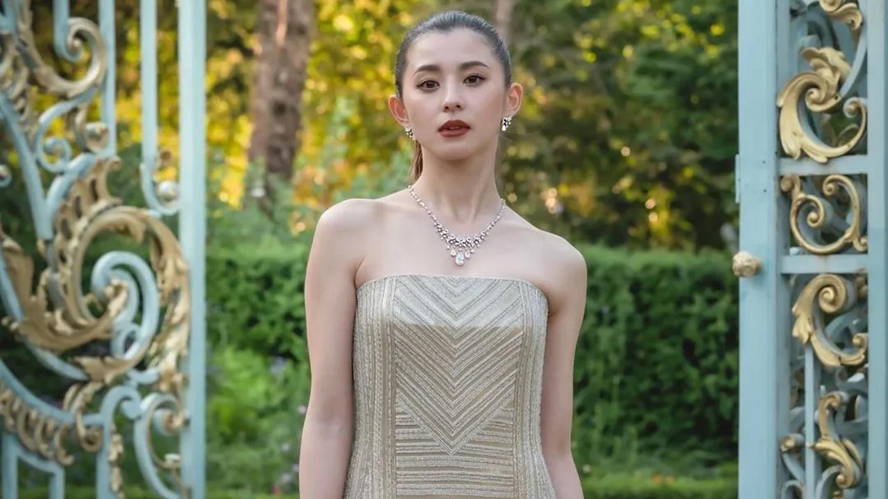 Asahina adalah seorang model profesional yang mengawali karier dengan kontrak eksklusif untuk majalah Ray.<br>