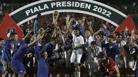 Gelar Piala Presiden 2022 jadi yang ketiga bagi Arema FC selama turnamen pramusim ini diselenggarakan. (Bola.com/Ikhwan Yanuar)