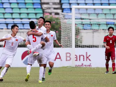 Para pemain Vietnam merayakan kemenangan atas Timnas Indonesia U-19 pada laga AFF U-18  di Stadion Thuwunna, Yangon, Senin (11/9/2017). Indonesia kalah 0-3 dari Vietnam. (Liputan6.com/Yoppy Renato)