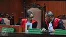 Hakim Artha Theresia berdiskusi mengenai penundaan pembacaan putusan terdakwa korupsi Udar Pristono di Pengadilan Tipikor, Jakarta, Senin (21/9/2015). Penundaan pembacaan putusan dilakukan lantaran Udar menjalani operasi. (Liputan6.com/Andrian M Tunay)