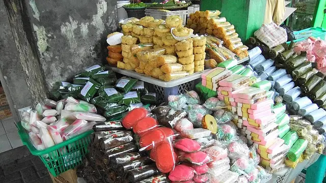 Aneka jajanan pasar dengan dadar gulung coklat pisang