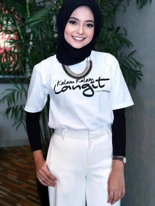 "Seneng banget lah, di sini juga belum pernah ada yang angkat sisi religi Lombok, biasanya pariwisatanya aja. Padahal Lombok adalah Pulau Seribu Masjid," kata Elyzia Mulachela. (Adrian Putra/Bintang.com)