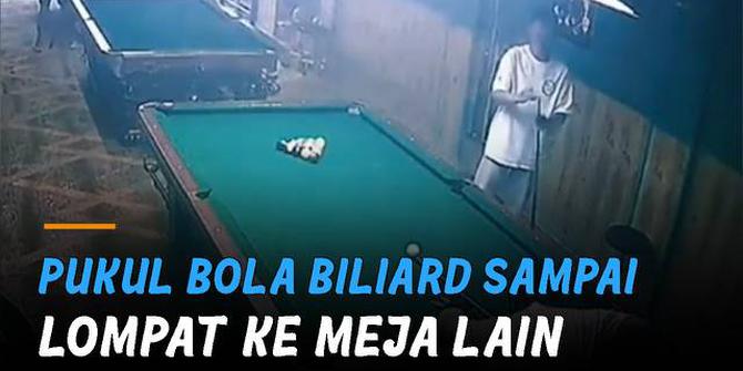 VIDEO: Pria Pukul Bola Biliard Sampai Lompat ke Meja Lain, Ini yang Terjadi