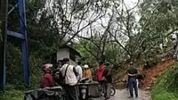 Longsor melanda akses jalan vital di Bukit Rampung, Nagari (Desa) Lolo, Kecamatan Pantai Cermin, Kabupaten Solok, Sumbar. (Liputan6.com/ Dok Ist)