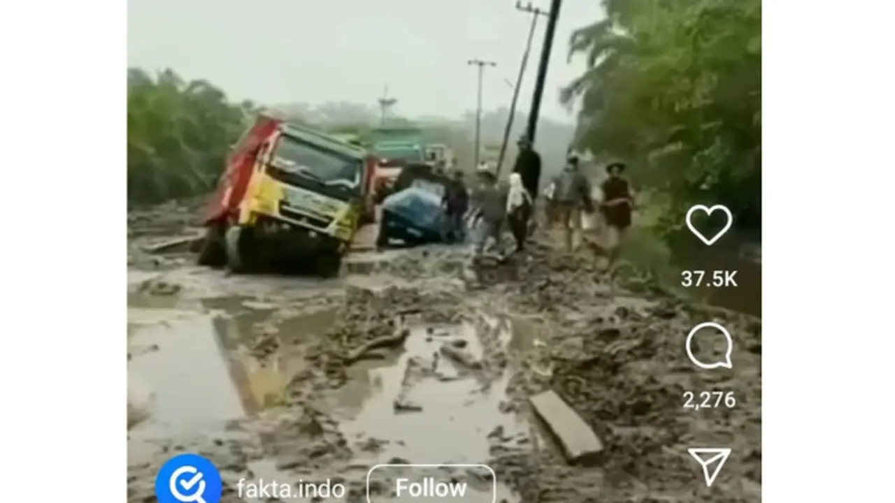 Jalanan di Labuhanbatu Utara (Labura), Sumatera Utara hancur lebur.
