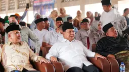 Prabowo tiba mengenakan kemeja putih lengan panjang dengan peci hitam. Ia disambut oleh Ketua Umum DPP BKPRMI Said Aldi Al Irus. (Liputan6.com/Angga Yuniar)