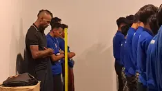 Legenda sepak bola Prancis, Eric Abidal menunaikan salat Maghrib berjamaah sebelum kegiatan BRImo Future Garuda di Lapangan BRILiaN Stadium, Jalan Fatmawati Raya, Jakarta, Selasa (30/05/2023). (Bola.com/Muhammad Adiyaksa)