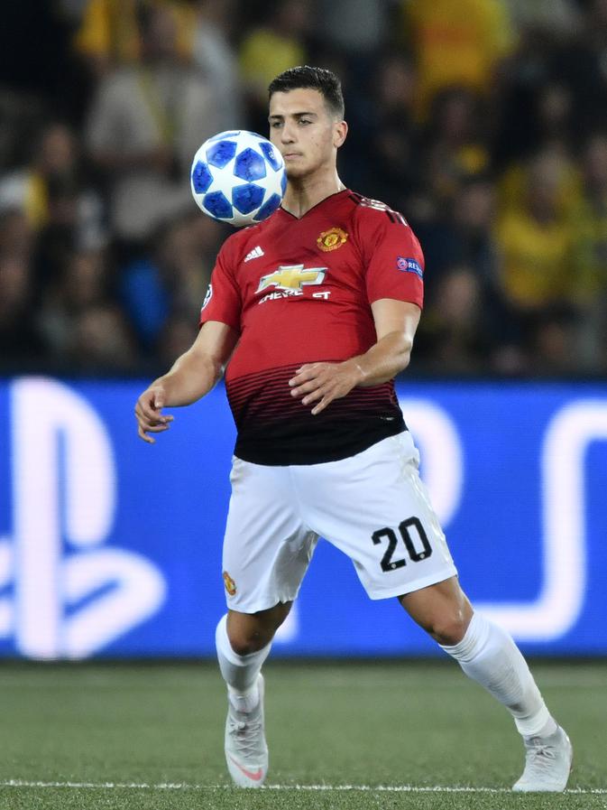 Diogo Dalot mengontrol bola saat bertanding melawan Young Boys di grup H Liga Champions di The Stade de Suisse (19/9). Bek 19 tahun ini dibeli MU dari Porto pada Juli lalu dan banyak melewatkan pertandingan di awal musim. (AFP Photo/Fabrice Coffrini)