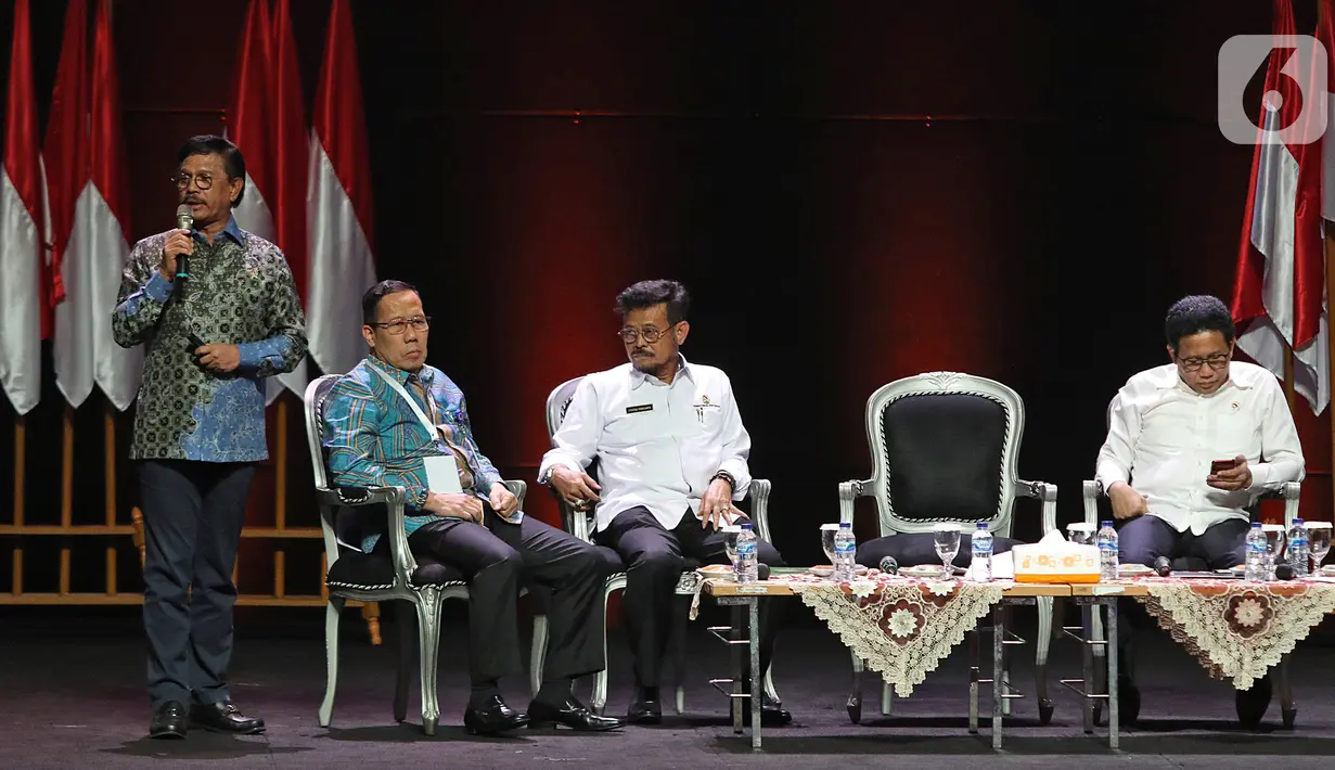 Menkominfo Johnny G Plate (kiri) memberikan paparan saat diskusi panel IV Rakornas Indonesia Maju antara Pemerintah Pusat dan Forum Koordinasi Pimpinan Daerah (Forkopimda) di Bogor, Rabu (13/11/2019). Panel IV membahas pembangunan Infrastuktur. (Liputan6.com/Herman Zakharia)