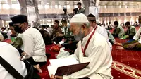 Penyandang disabilitas netra jalankan ibadah membaca Al-Quran Braille di Masjid Istiqlal Jakarta. Foto: Liputan6.com/Ade Nasihudin.