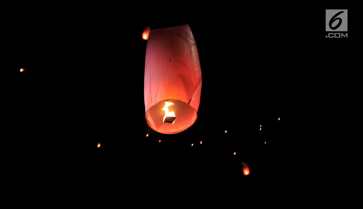 Pengunjung menerbangkan lampion saat perayaan Tahun Baru Imlek di Pantai Lagoon, Ancol, Jakarta, Selasa (5/2) malam. Sebanyak 500 lampion diterbangkan oleh pengunjung dalam  rangka menutup Festival Imlek di Ancol. (Merdeka.com/Iqbal S Nugroho)