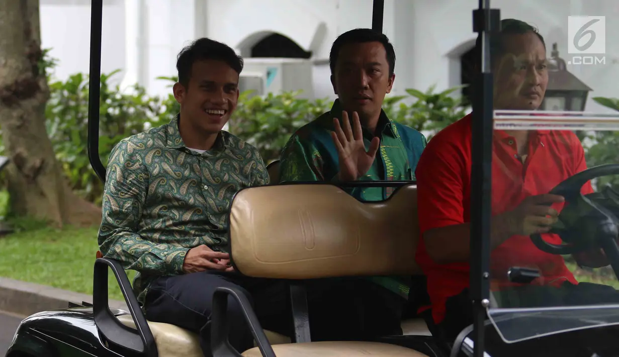 Menpora Imam Nahrawi dan pemain timnas U-19 Egy Maulana Vikri seusai memenuhi undangan Presiden Jokowi di Istana Merdeka, Jumat (23/3). Kompak mengenakan batik berwarna hijau, Imam dan Egy menebar senyuman kepada awak media. (Liputan6.com/Angga Yuniar)
