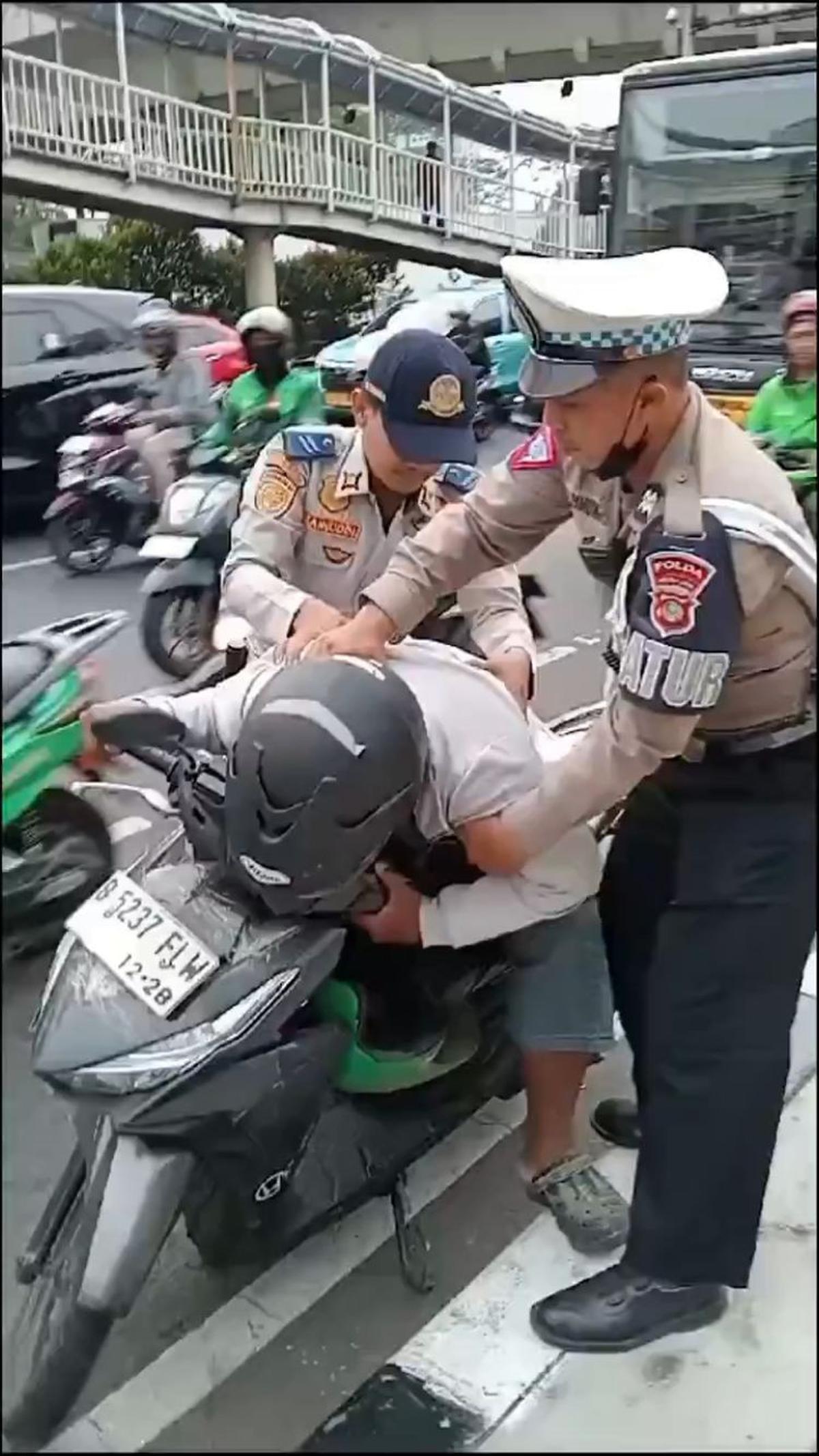 Momen Polisi Bantu Pengendara Motor yang Tiba-tiba Pingsan di Jalan Ini Viral, Tuai Pujian