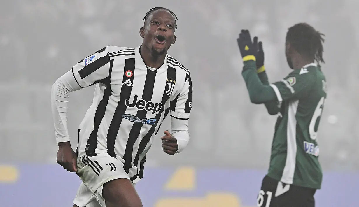 Di babak kedua tepatnya di menit ke-61 Juventus akhirnya mampu memperbesar keunggulan. Gol kedua dicetak lagi-lagi lewat pemain debutannya. Kali ini giliran Denis Zakaria yang mencatatkan namanya di papan skor usai memanfaatkan umpan Alvaro Morata. (AFP/Isabella Bonotto)