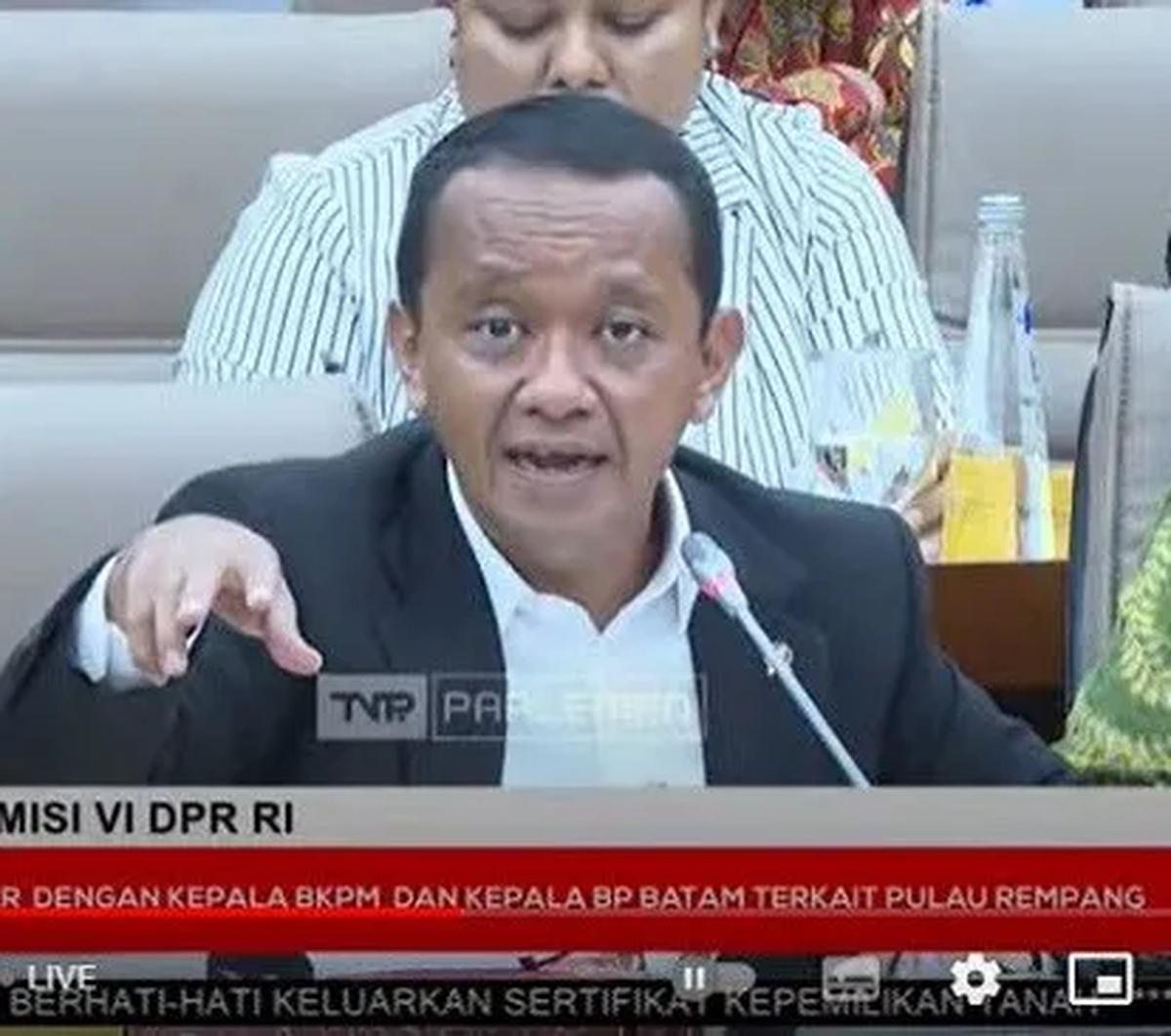 "Rempang itu sekarang Xinyi, tapi kalau berita terus gini bisa larilah (investor). Jangankan Xinyi, saya aja bisa pusing nih," tegas Bahlil.