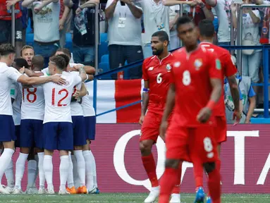 Pemain Inggris merayakan gol yang dicetak oleh Harry Kane saat melawan Panama dalam pertandingan Piala Dunia 2018 di Nizhny Novgorod Stadium, Rusia (24/6). Pada pertandingan ini Harry Kane berhasil mencetak tiga gol. (AP/Victor Caivano)