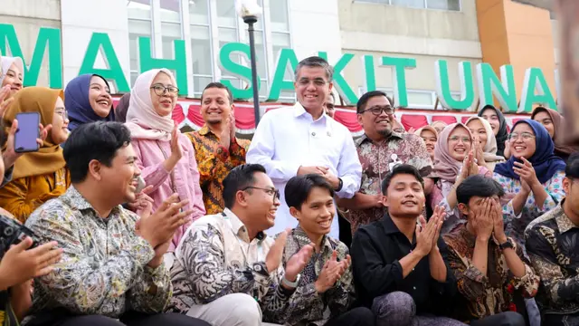 Menteri Ketenagakerjaan, Yassierli saat mengunjungi peserta Program Pemagangan Nasional di RS Universitas Andalas (RS Unand), Padang, Kamis, 12 Maret 2026. (Foto: Kementerian Ketenagakerjaan)