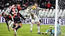 Pemain Juventus Matthijs de Ligt (tengah) berebut bola dengan para pemain Genoa pada pertandingan Serie A Liga Italia di Stadion Turin Allianz, Italia, 5 Desember 2021. Juventus menang 2-0. (Marco Alpozzi/LaPresse via AP)