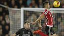 Pemain Liverpool,  Connor Randall (kiri)  berebut bola dengan pemain Southampton, Dusan Tadic pada laga perempat final Piala Liga Inggris di Stadion St. Mary's, Southampton, Kamis (3/12/2015) dini hari WIB. (AFP Photo/Adrian Dennis)