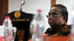 Menko Kemaritiman Indroyono Soesilo saat acara penyerahan rekomendasi izin hutan di Kantor Ombudsman, Jakarta, Jumat (9/1/2015). (Liputan6.com/Miftahul Hayat)