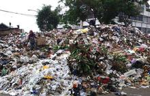 Sampah di TPS Warakas menumpuk, warga mengeluh bau busuk