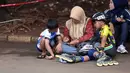 Dua orang Bocah mendengarkan arahan orang tua dalam kejuaraan Invitasi Sepatu Roda DKI Jakarta di Senayan, Jakarta, Minggu (8/11/2015). Kejuaraan ini diikuti sekitar 39 klub seluruh Indonesia. (Bola.com/Nicklas Hanoatubun).
