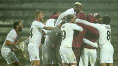 Pemain AC Milan merayakan kemenangan atas Rio Ave pada laga play-off Liga Europa 2020/2021 di Estadio Dos Arcos, Jumat (2/10/2020) dini hari WIB. AC Milan menang dengan skor 9-8 atas Rio Ave lewat adu penalti. (AP Photo/Luis Vieira)