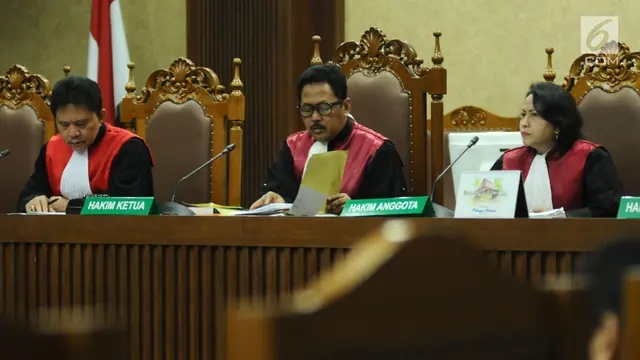 Tersenyum, Setya Novanto Jalani Sidang Pembacaan Tanggapan Eksepsi Dakwaan