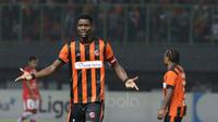 Pemain Perseru Serui, Boman Aime memprotes wasit saat melawan Persija Jakarta pada laga Liga 1 2017 di Stadion Patriot, Bekasi, Selasa (13/6/2017). (Bola.com/Nicklas Hanoatubun)