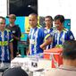 Para pemain Persib Bandung Legend tengah bersiap sekaligus menyaksikan program vaksinasi Covid-19 yang digelar Polres Tasikmalaya. (Liputan6.com/Jayadi Supriadin)