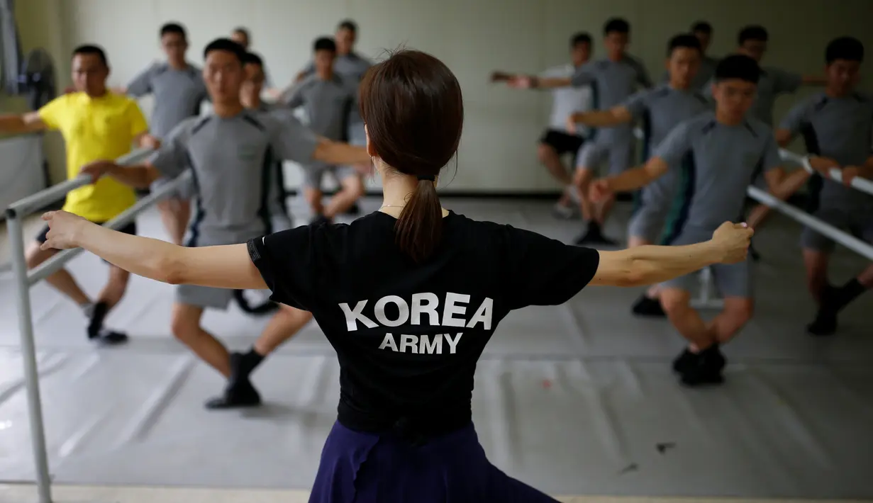 Instruktur balet wanita saat melatih para tentara Korsel belajar tari balet di sebuah pangkalan militer di dekat zona demiliterisasi yang memisahkan kedua negara Korsel dan Korut di Paju, Korea Selatan, (13/7). (REUTERS/Kim Hong-Ji)