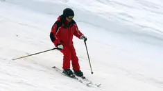 Aksi Presiden Rusia Vladimir Putin saat bermain ski di Gazprom Mountain Resort dekat resor Laut Hitam Sochi, Rusia, Rabu (13/2). (Mikhail KLIMENTYEV/SPUTNIK/AFP)