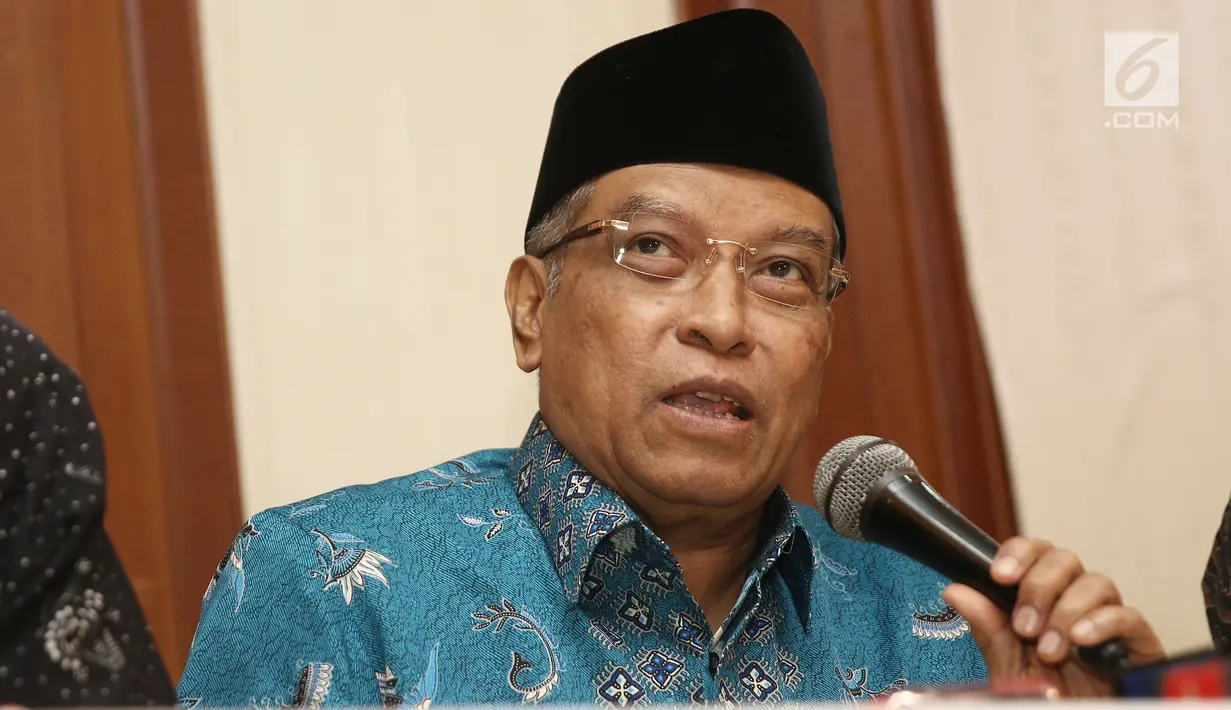 Ketua Umum PBNU Said Aqil Siradj saat jumpa pers terkait pembakaran bendera HTI di Kantor PBNU, Jakarta, Rabu (24/10). PBNU menyayangkan aparat keamanan yang kecolongan dengan tidak menindak pengibaran bendara HTI. (Liputan6.com/Herman Zakharia)