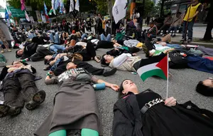 Aktivis Pro-Palestina Berbaring di Jalan dalam Aksi Die-In di Seoul